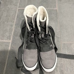 Gray Beverly Converse boots. Barely worn (2), warm and fuzzy in the inside.